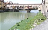 Toskánsko letecky i vlakem Siena, Florencie a Lucca 2022 - Itálie, Toskánsko - Florencie - Ponte Vecchio přes řeku Arno, 1345, arch. Neri di Fioravante na místě římského mostu