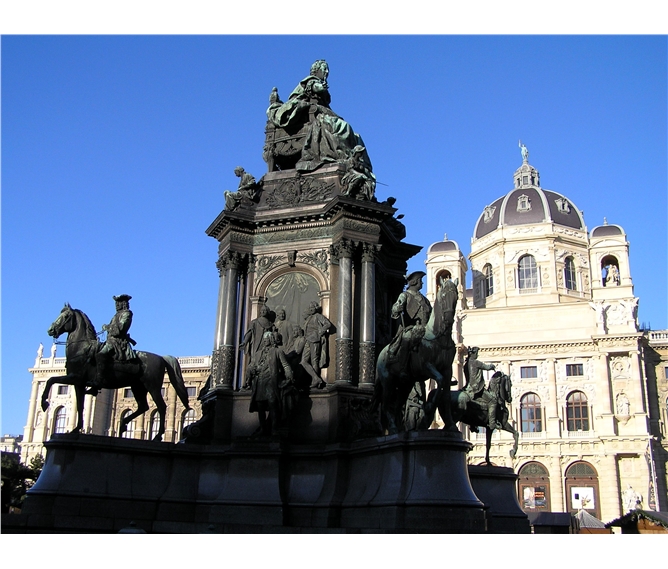 Vídeň a Schönbrunn, koncert filharmonie a výstava Munch 2022 - Rakousko, Vídeň, nám Marie Terezie