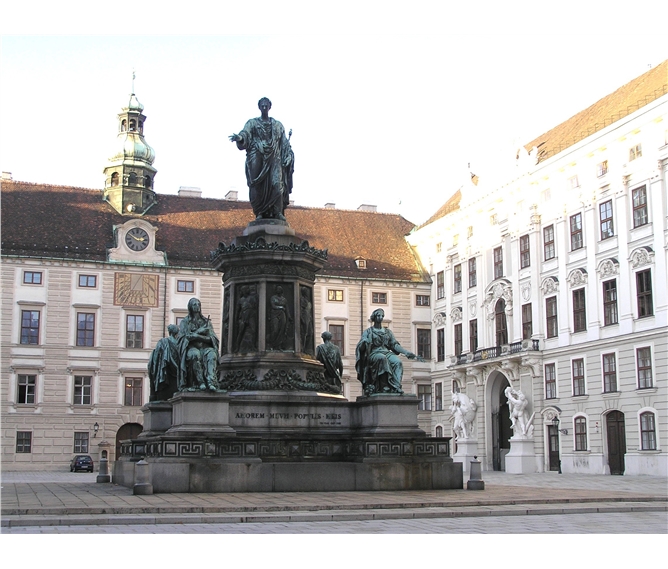 Umělecká Vídeň, advent a výstavy 2019 - Rakousko - Vídeň - Hofburg, socha Františka I. od Pompeo Marchesiho na Josefském náměstí