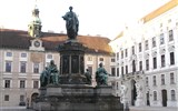Adventní Vídeň, Schönbrunn a zámek Hof, vánoční trhy a výstavy  2023 - Rakousko - Vídeň - Hofburg, socha Františka I. od Pompeo Marchesiho na Josefském náměstí