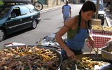 Gastronomie krajů Gaskoňsko a Languedoc - Francie - Périgord - Sarlat la Caneda, sobotní trh a něco na zub