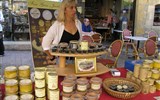 Skryté gastronomické poklady vnitrozemí Francie - Francie - Périgord - Sarlat, trh a na něm paštiky z husích jater, specialita kraje