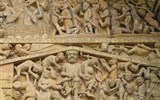 Zelený ráj jižní Francie - Francie - Conques, Abbaye Ste Foy,tympanon s ďáblem a Peklem, zleva - rytíř padá z koně (Pýcha), svázaná dvojice (Cizoložství), oběšenec s měšcem na krku (Lakota)