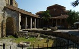 Benátky, ostrovy, slavnost gondol s koupáním a Bienále architektury 2023 - Itálie - Benátsko - Torcello, základy baptisteria ze 7.století před katedrálou
