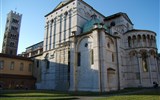 Florencie, Siena, Lucca -  poklady Toskánska letecky 2021 - Itálie, Toskánsko, Lucca, jeden z románských kostelů