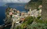 Ligurská riviéra a pobřeží Cinque Terre s koupáním 2021 - Itálie, Ligurie, Cinque Terre - Vernazza, jedna z 5 vesniček oblasti, hrad z 15.stol. postavený na obranu proti pirátům