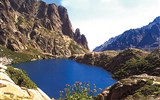 Divoká Korsika, perla Středomoří 2022 - Francie - Korsika - odraz nebe mezi skalními věžemi nebo jezero