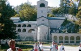 Černá Hora, národní parky a moře, privátní domy 2022 - Černá Hora - Cetinje - klášter z roku 1701-1704, sídlo Metropolity černohorské církve