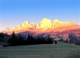 Marmolada, královna Dolomit 2026  Itálie - Dolomity - probouzející se slunce nejdříve osvítí horské štíty