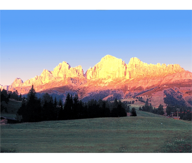 Marmolada, královna Dolomit 2022 - Itálie - Dolomity - probouzející se slunce nejdříve osvítí horské štíty