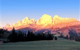 Zahrada Dolomit 2024 - Itálie - Dolomity - probouzející se slunce nejdříve osvítí horské štíty