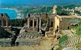 Itálie, Sicílie, Lipari - ostrovy vnitřního ohně - Itálie - Sicílie, Taormina - řecké divadlo ze 3.stol. př.n.l, přestavěné Římany, v pozadí Etna
