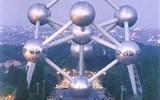 Belgie - Belgie - Brusel -  Atomium, je model základní buňky krystalové mřížky železa zvětšený 165 miliardkrát z roku 1958