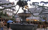 Bavorské velikonoční tradice a středověká městečka 2021 - Německo - jedna z velikonočně vyzdobených kašen