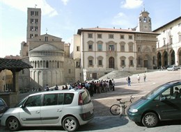 Itálie - Arezzo - kostel Santa Maria della Pieve na Piazza Grande, dokončen 1449