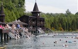 Hévíz - Maďarsko - termální lázně Hévíz, vodní zdroj v hloubce jezera ná vydatnost 410 litrů za vteřinu