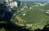 Ardèche - Francie - Ardeche - řeka se v kaňonu kroutí jak had a ovíjí skalní masivy