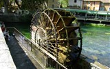 Přírodní parky a památky Provence 2024 - Francie, Provence, Fontaine de Vaucluse, mlýnské kolo