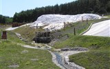 oblast Eger - Maďarsko - termální lázně Egerszálok, vývěr termálního pramene na kterém vzniká sněhobílá poloha travertinu podobná známému Pamukkale v Turecku