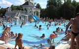 Eger - průvodce městem - Maďarsko - Eger - termální lázně, venkovní bazén, slabě radioaktivní voda obsahuje vápník, hořčík a kysličník uhličitý