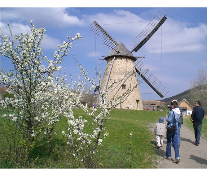 Termální wellness, Velikonoce - Maďarsko - skanzen Szentendre, větrný mlýn