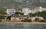 Sardinie, rajský ostrov nurágů v tyrkysovém moři s turistikou 2020 - Sardinie, Cala Luna, hotely